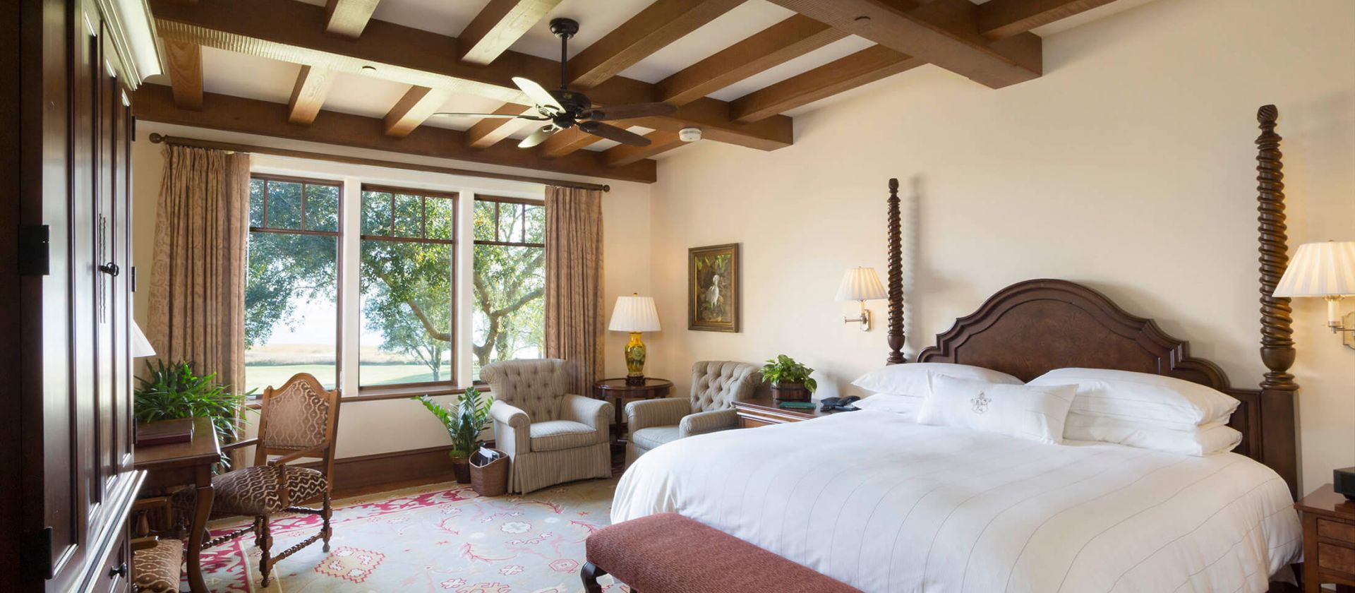 bedroom with king bed and sitting area