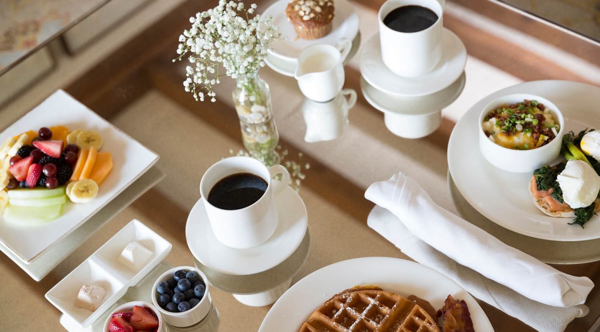 breakfast tablescape