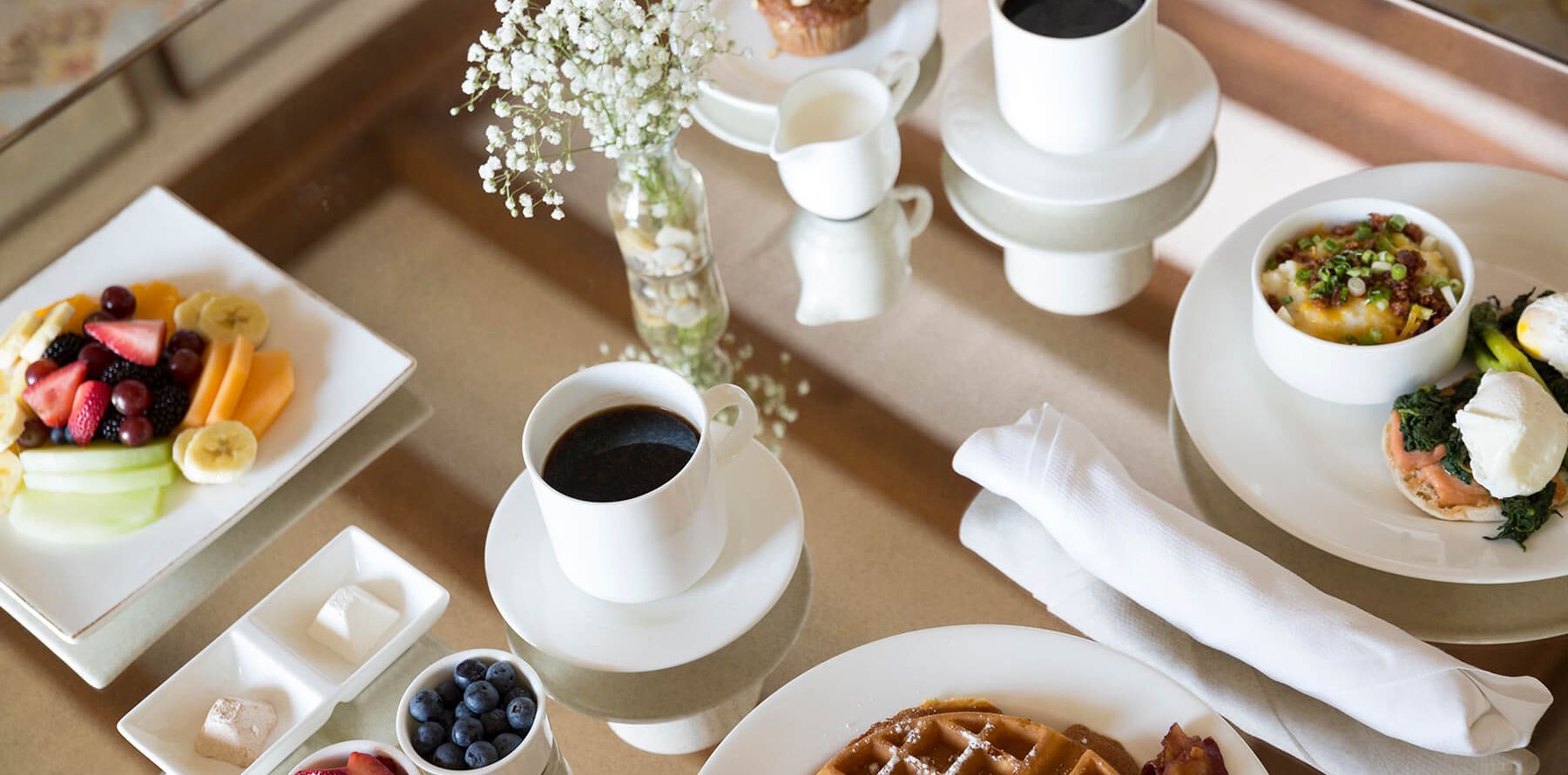 breakfast tablescape