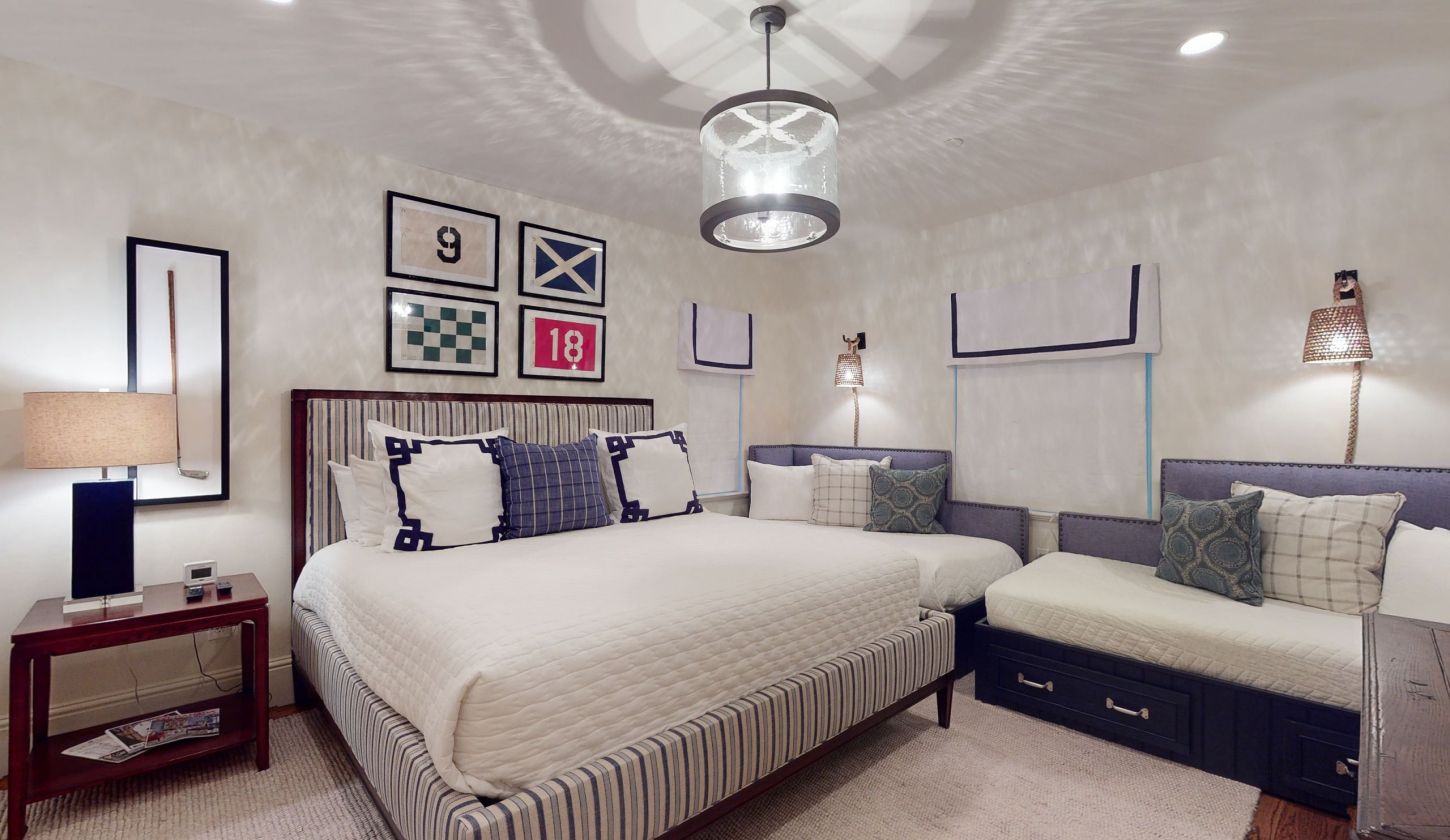 bedroom with king bed and two single daybeds