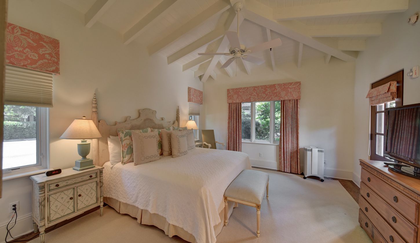 Bedroom queen size bed