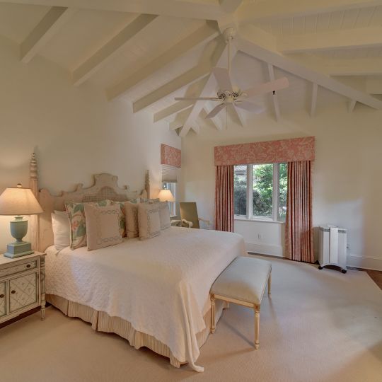 Bedroom queen size bed