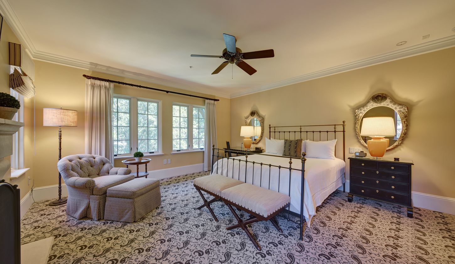 Queen bed with sitting area