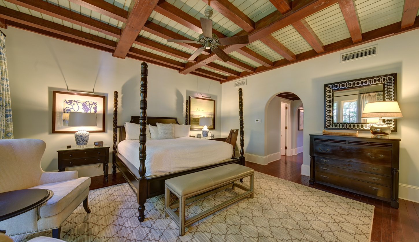 Bedroom with king bed with sitting area