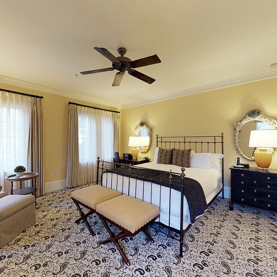 Queen bedroom with sitting area