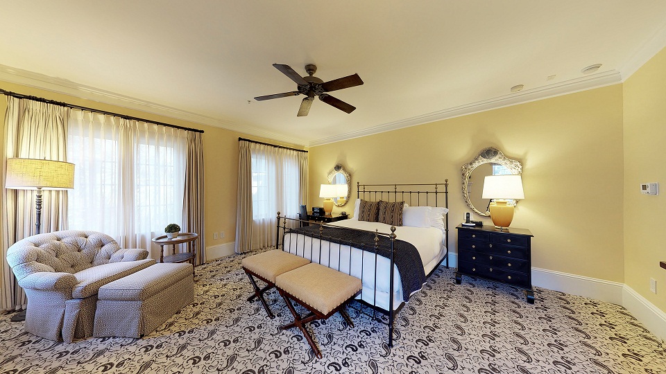 Queen bedroom with sitting area