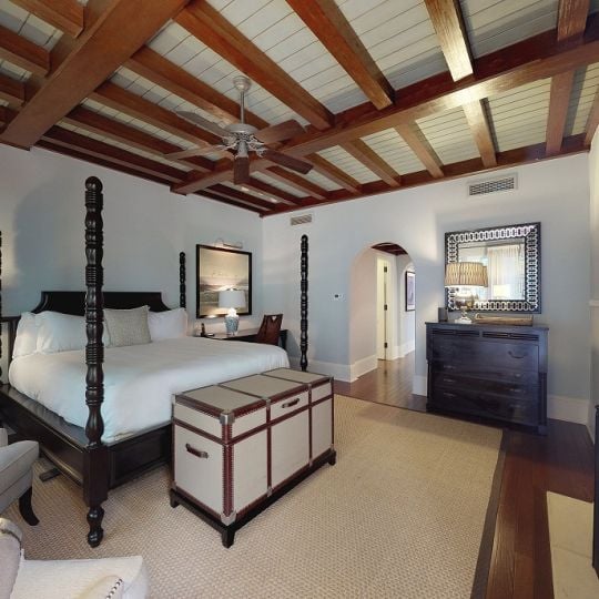 King bedroom with sitting area