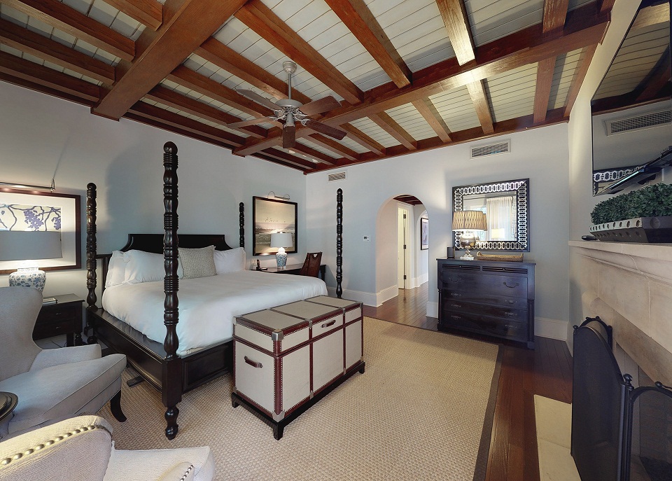 King bedroom with sitting area