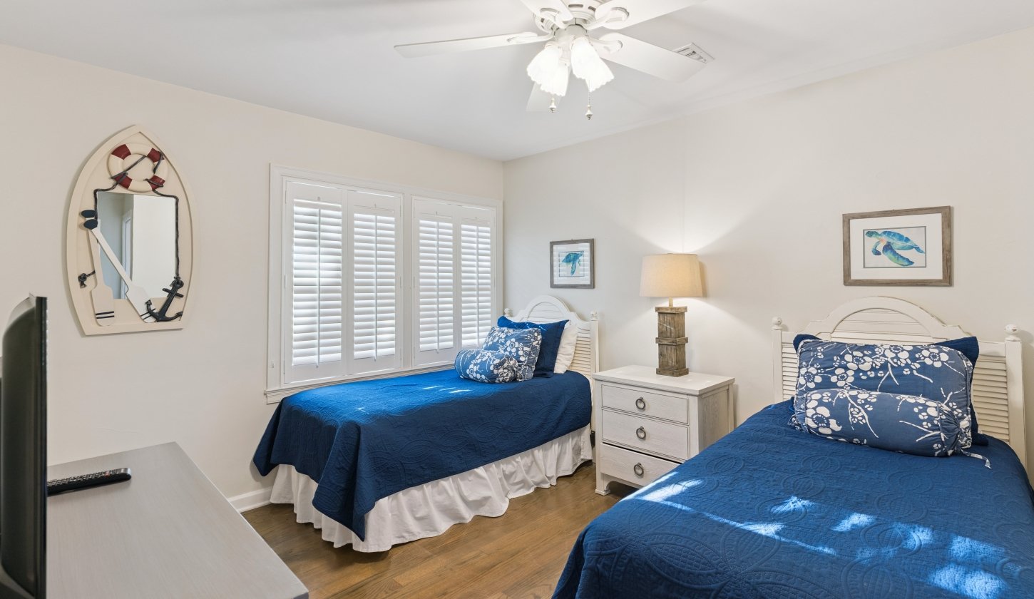 Two twin beds in a cosy, white room